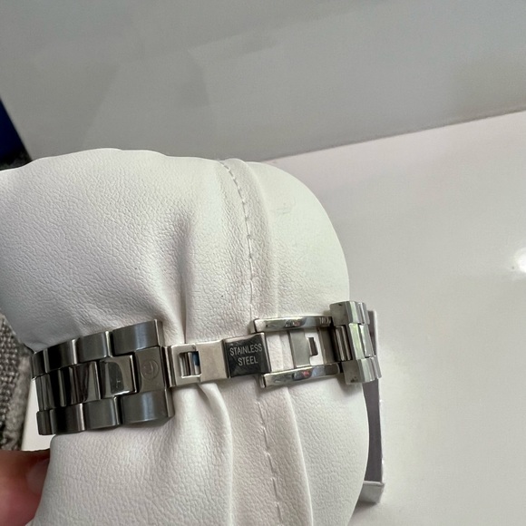 Movado classic style womens watch - Picture 5 of 7